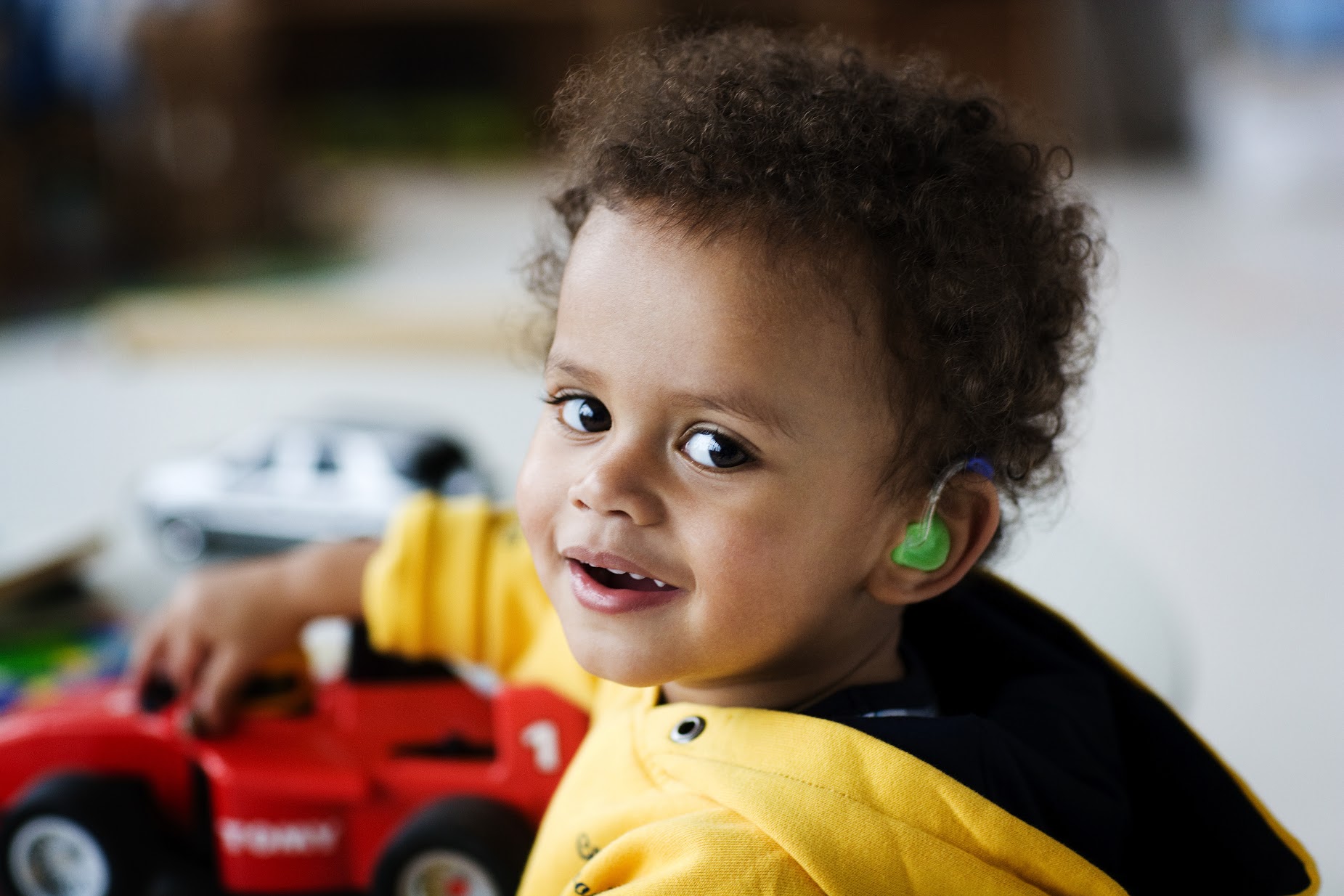 Enfant équipé d'un appareil auditif sur mesure