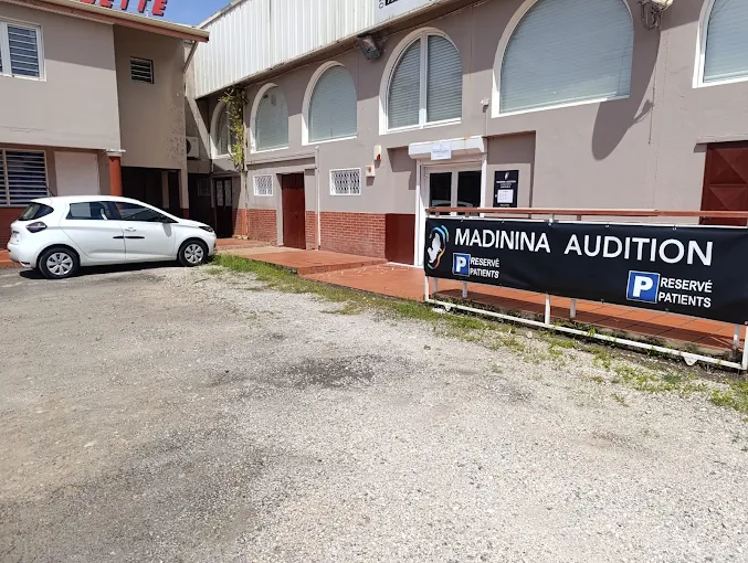 Vitrine et parking de MADININA AUDITION